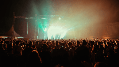 Atuações dos músicos no palco OUT.FEST, público entusiasmado