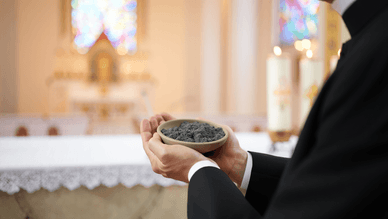 Schale mit Asche am Aschermittwoch