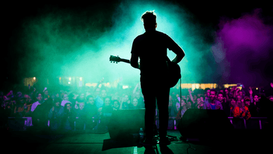 O encantador OUT.FEST noturno com efeitos luminosos brilhantes