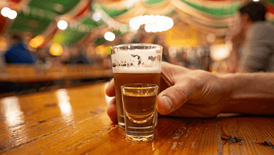 Tradition des Lüttje Lage beim Schützenfest Hannover – Bier und Schnaps