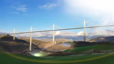Le Viaduc de Millau traversant la vallée sous un ciel bleu éclatant.