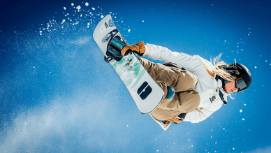 Anna Gasser beim Snowboarden in Aktion