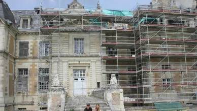 Travaux de restauration en cours au château de Purnon. Façade du château de Purnon entourée d’échafaudages pendant les travaux.