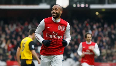 Thierry Henry souriant pendant un match avec Arsenal.