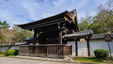 勅使門と仲門（ちょくしもんとなかもん）