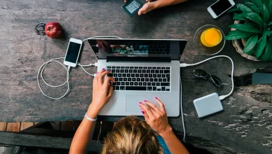 مؤثّر ينشئ محتوى لوسائل التواصل الاجتماعي