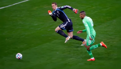 مانويل نوير يجسد دور الحارس الليبرو (Sweeper-Keeper) ببراعة الحارس الألماني مانويل نوير يخرج من منطقة الجزاء لقطع الكرة كمدافع أمام لاعب الجزائر في كأس العالم 2014