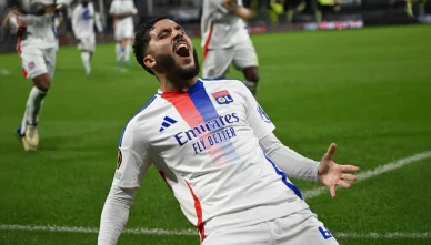 Rayan Cherki exprime sa joie après avoir marqué pour l’OL. Rayan Cherki célèbre un but avec l’Olympique Lyonnais.