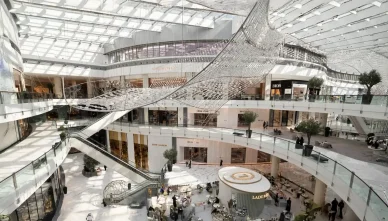 منظر داخلي واسع ومتعدد المستويات لدبي مول