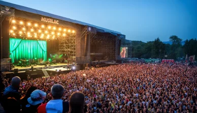 Vue d'ensemble du site de Musilac avec la grande scène, le public et le cadre exceptionnel du lac du Bourget.