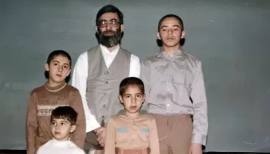 صورة عائلية نادرة لعلي خامنئي وأبنائه