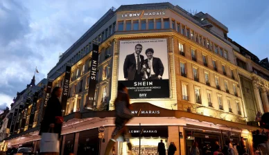 Shein en France : inauguration du premier magasin permanent au BHV Marais. Shein en France : la façade du BHV Marais illuminée lors de l’ouverture du premier magasin de la marque à Paris.