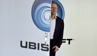 Yves Guillemot PDG Ubisoft photo Ubisoft. Yves Guillemot dirigeant Ubisoft devant logo Ubisoft.