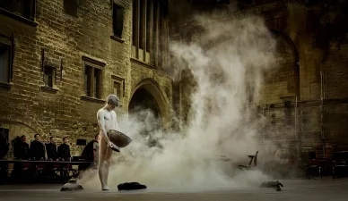 Performance scénique contemporaine présentée au Festival d’Avignon.