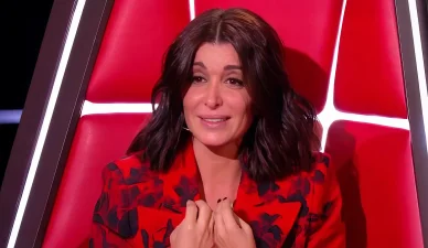 La coach Jenifer réagissant à une performance dans l'émission The Voice. Jenifer émue dans son fauteuil rouge de coach à The Voice.