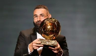 Karim Benzema avec le Ballon d’Or.