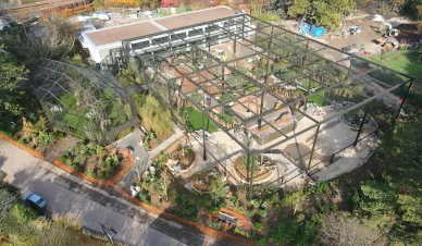 Enclos et serres animalières du parc de la Tête-d'Or. Vue aérienne des enclos modernes du parc zoologique au parc de la Tête-d'Or.