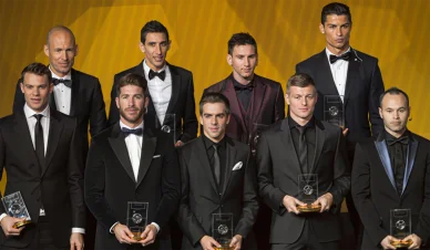 نجوم كرة القدم العالمية في حفل توزيع جوائز الفيفا صورة جماعية تجمع أساطير كرة القدم مثل ميسي ورونالدو وراموس ونوير وهم يحملون جوائز التشكيلة المثالية في حفل الفيفا