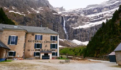 Hôtel du Cirque de Gavarnie et de la Cascade. Hôtel du Cirque de Gavarnie au pied de la cascade.