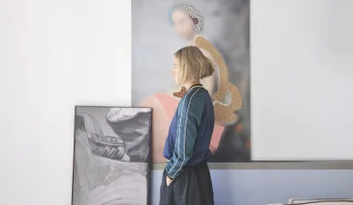 Aurélie Mathigot devant ses œuvres en atelier.