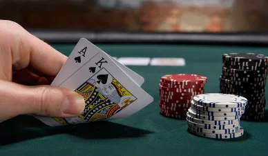 Main de joueur avec un blackjack naturel illustrant les règles du blackjack.