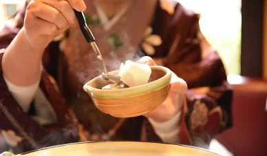 歴史的な場所にある湯豆腐