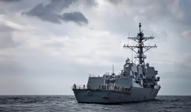 مدمّرة أمريكية من طراز «أرلي بورك» المدمّرة الأمريكية «يو إس إس توماس هادنر» من فئة «أرلي بورك»