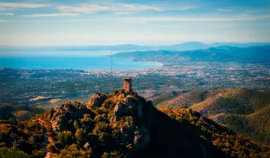 Belvédère panoramique avec tour au sommet, Massif de l’Esterel. Point de vue en hauteur avec tour de guet et littoral au loin, Massif de l’Esterel.