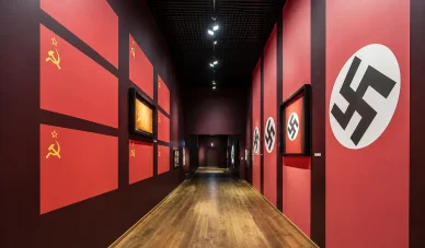 Wystawy w Muzeum II Wojny Światowej w Gdańsku Korytarz z motywami symboliki ZSRR, reżimu komunistycznego oraz nazistowskich Niemiec