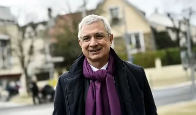 Claude Bartolone souriant avec une écharpe violette.
