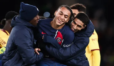 Ethan Mbappé PSG coéquipiers sourire.