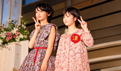 活動歴 第7回「東宝シンデレラ」オーディションに参加した浜辺美波(右)