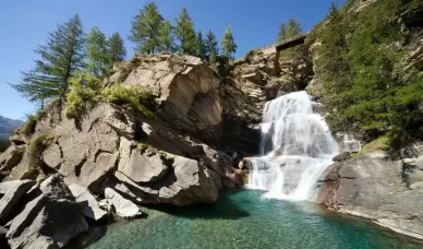 Cascate di Lillaz nel villaggio di Lillaz Cascate di Lillaz, Valle d'Aosta