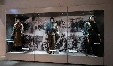 Wystawy w Muzeum II Wojny Światowej w Gdańsku Przykład tego, jak ubierali się żołnierze podczas wojny