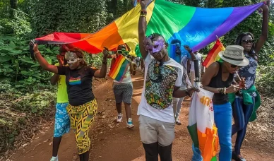 Marche LGBT avec drapeau Arc-en-ciel d’Afrique.