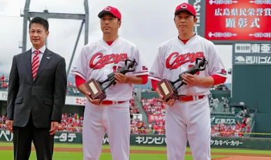 タイトル・受賞歴 新井と黒田が「県名誉市民」の称号を授与された