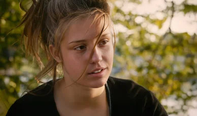 Adèle Exarchopoulos en extérieur sous lumière naturelle.