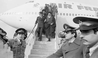Chomeini i Ali Chamenei triumfalnie wrócili do Teheranu w 1979 r. 