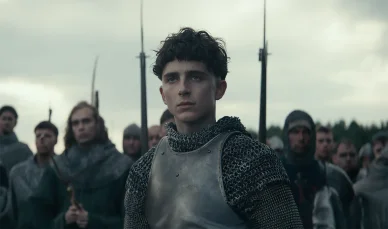Timothée Chalamet scène de The King. Timothée Chalamet dans The King.