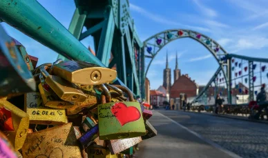 Czy można wieszać kłódki na moście Tumskim Wrocław