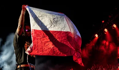 Artysta rozwinął flagę Polski podczas występu na festiwalu