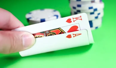 Assurance blackjack avec deux cartes as et roi lors d’une partie.