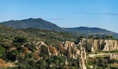 Les Orgues d’Ille-sur-Têt vues depuis les hauteurs du site protégé. Vue aérienne du site naturel des Orgues d’Ille-sur-Têt.