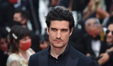 Louis Garrel sur le tapis rouge, regard intense lors d’un événement prestigieux.