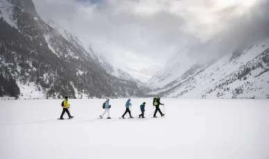 Randonnée en raquettes sur le Lac de Gaube enneigé.