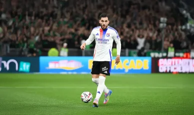Rayan Cherki évolue au milieu de terrain avec l’Olympique Lyonnais. Rayan Cherki avance balle au pied avec l’OL lors d’un match.