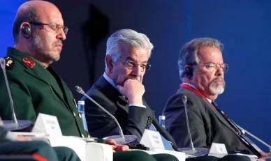 حسين دهقان بصفته مستشار القائد العام للقوات المسلحة يشارك في إحدى جلسات المؤتمرات الدولية إلى جانب مسؤولين آخرين.