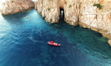 Excursion en mer dans les Calanques de Piana. Bateau explorant les eaux turquoise des Calanques de Piana, site naturel de Corse.