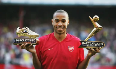 Thierry Henry tenant ses trophées de meilleur buteur et joueur de l’année.