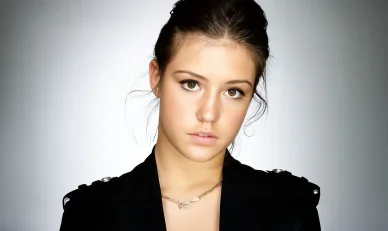 Portrait studio d’Adèle Exarchopoulos en veste noire.